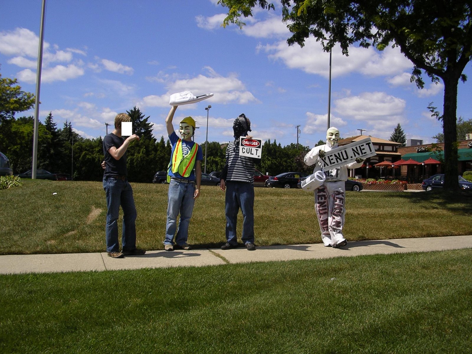 [Anonymous+Protest+16+August+2008+-+USA+-+Farmington+Hills+Michigan+01.jpg]