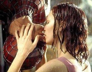 Spiderman-Kiss-romantic-movie-moments-900774_308_239.jpg