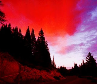 Perempuan Bercahaya Merah Turun dari Langit