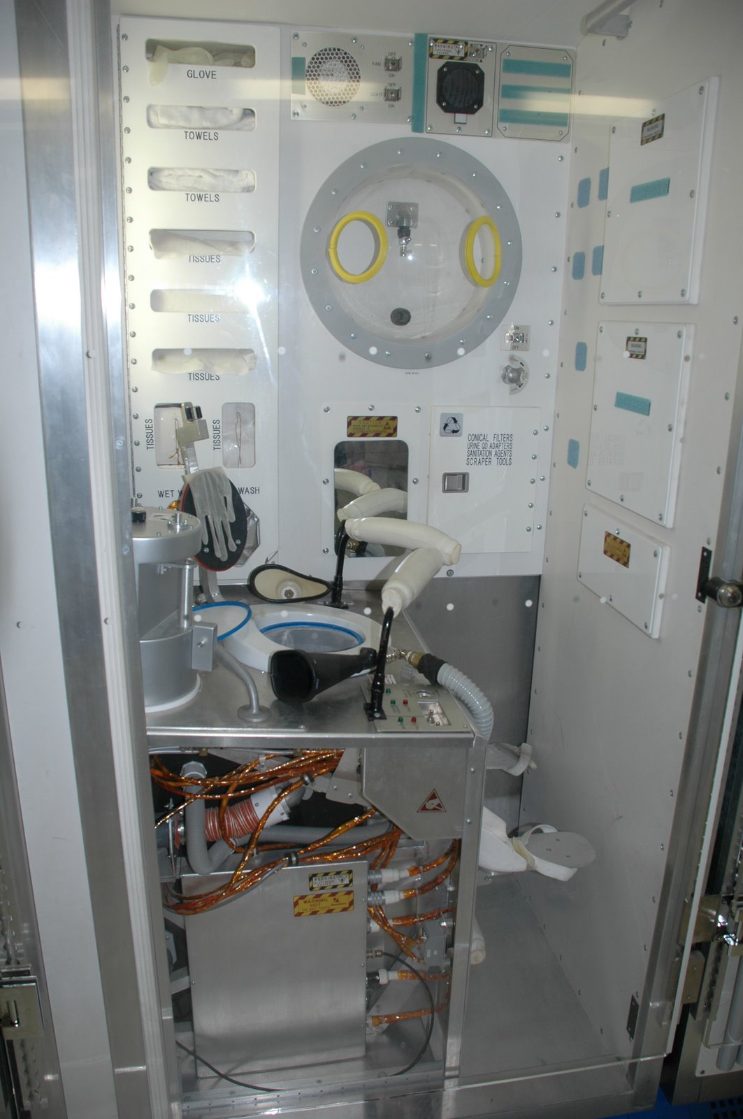[18Jan2009+Space+station+toilet+(2).JPG]