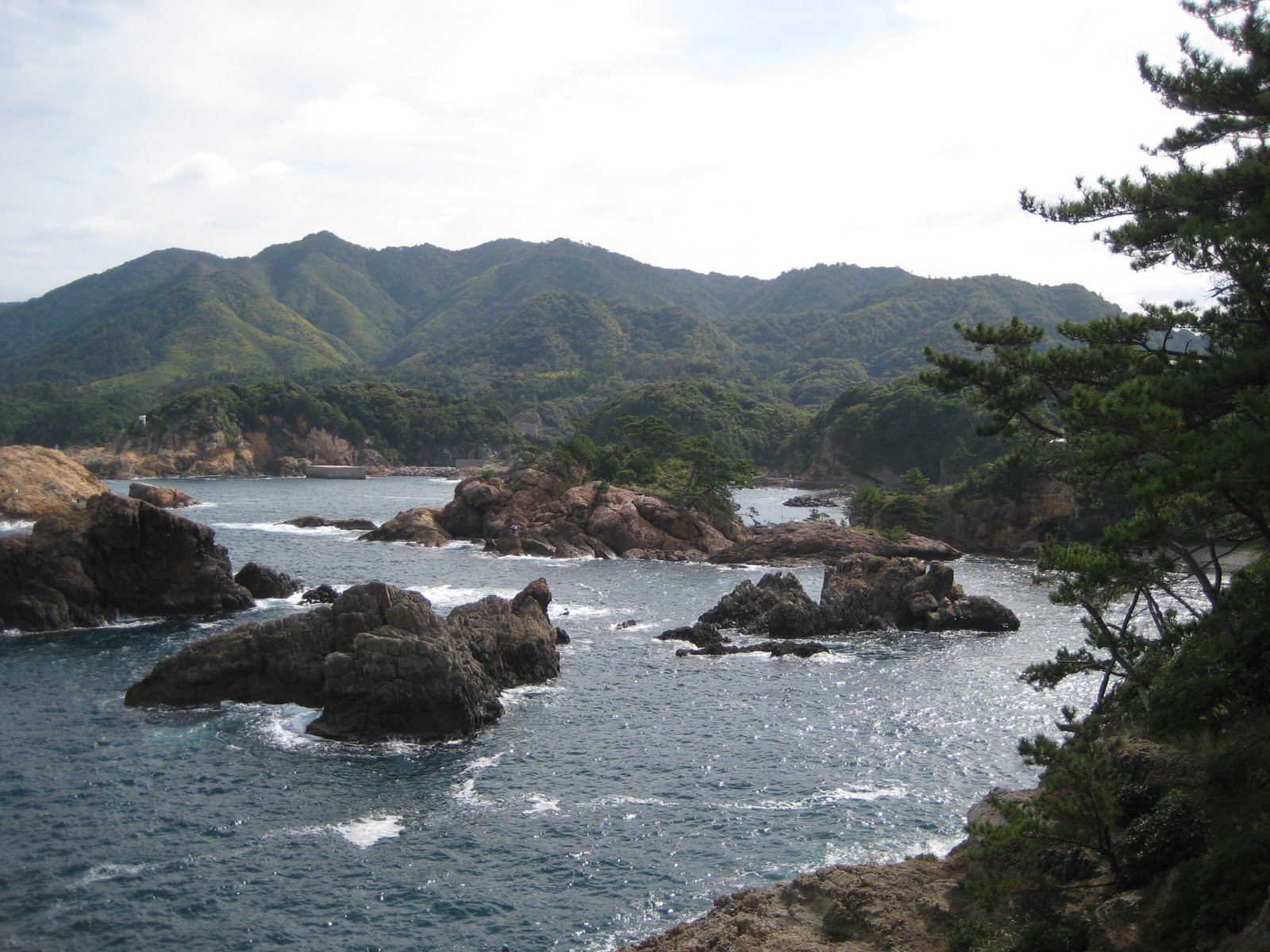 [coast_near_lighthouse.JPG]