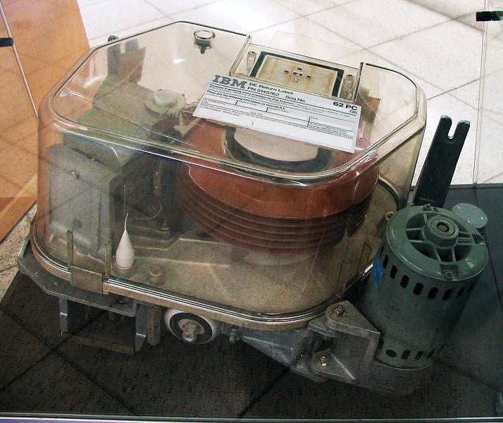 [714px-IBM_old_hdd_mod.jpg]