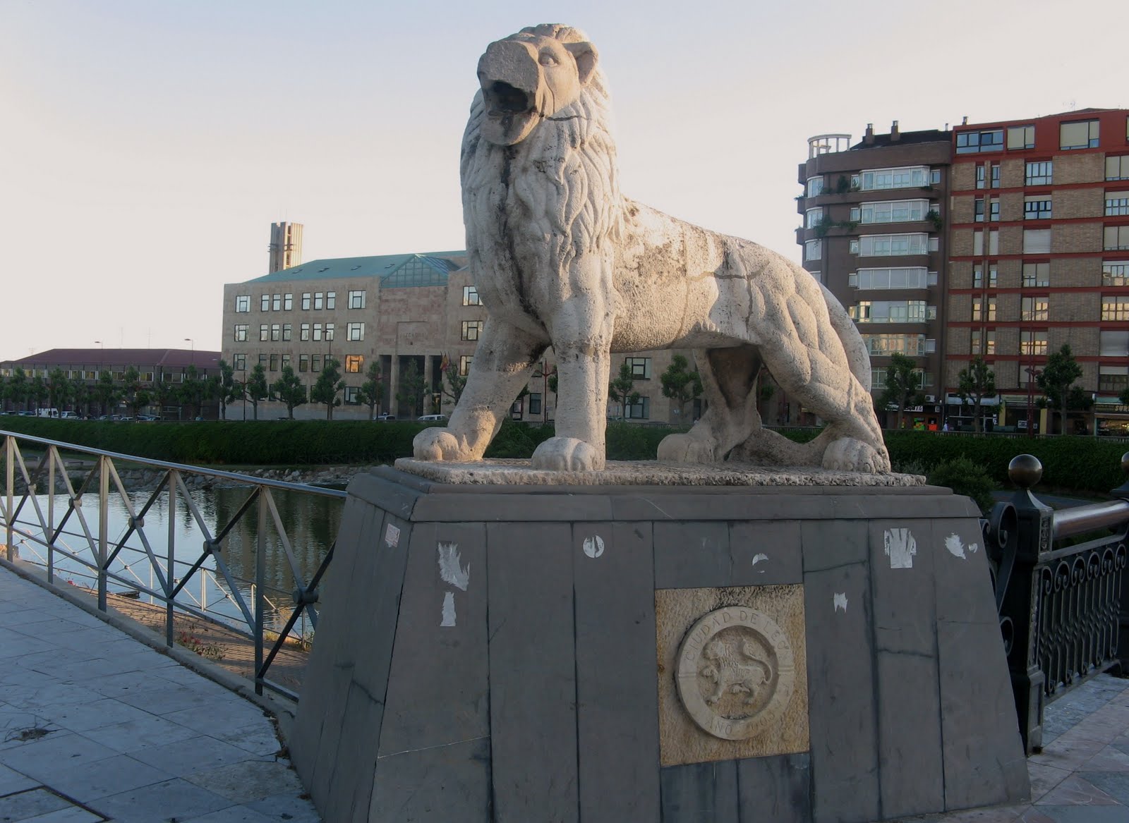 Los leones de León Voz y Mirada