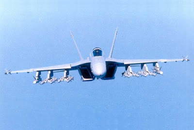 Caça F/A-18 Caça F/A-18 vista frontal.