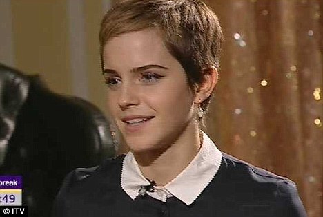 Daniel+radcliffe+and+emma+watson+holding+hands+at+premiere