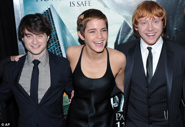 Daniel+radcliffe+and+emma+watson+holding+hands+at+premiere