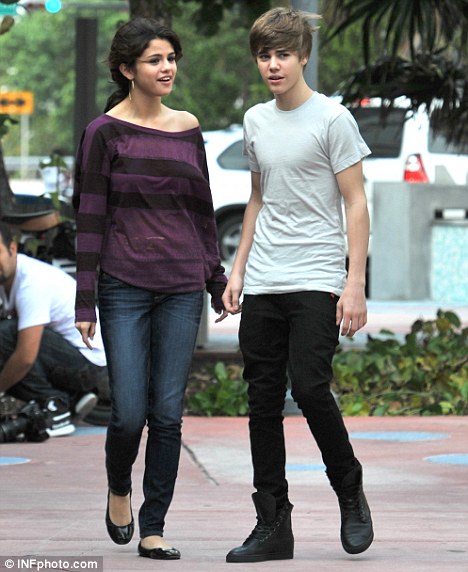 queue justin bieber selena justin bieber and selena gomez kissing on the lips at the beach. queue justin bieber selena