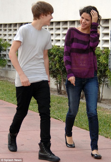 Justin Bieber and Selena Gomez selena gomez justin bieber yacht. Justin Bieber and Selena Gomez