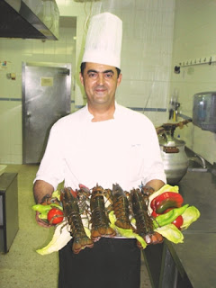 El cocinero José Morales,muestra una fuente de hermosos ejemplares de bogavantes