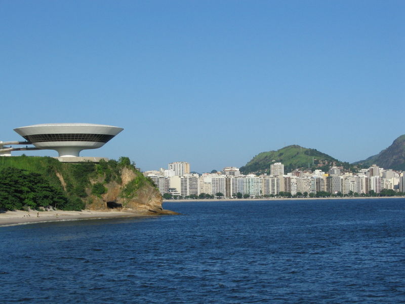 http://4.bp.blogspot.com/_tGlB1lIk17U/S_LvpoCRM4I/AAAAAAAAAmM/KucYlWjImZ0/s1600/800px-Niter%C3%B3i_bay_and_contemporary_musem.jpg