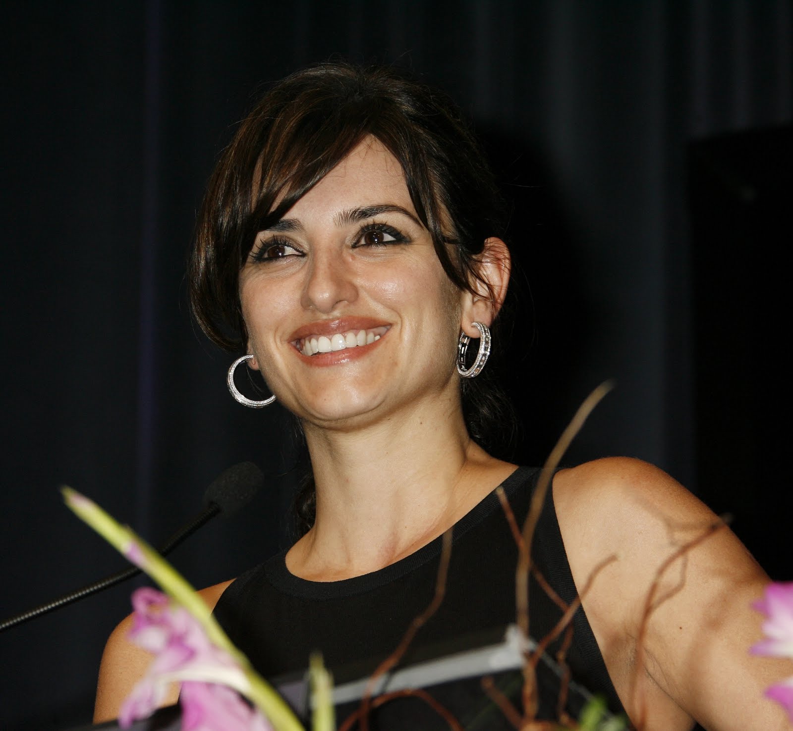 http://4.bp.blogspot.com/_tHaumj7GrMA/TLF-18r1l5I/AAAAAAAAZvc/kDTrupNjmzQ/s1600/penelope-cruz.jpg
