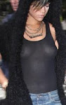 Rihanna mostra o piercing no mamilo