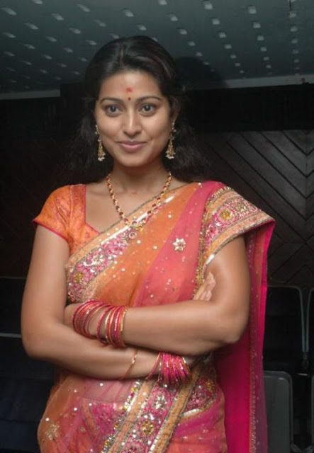 South indian mallu actress sneha exposing hot saree image gallery with wet and showing deep cleavage and navel