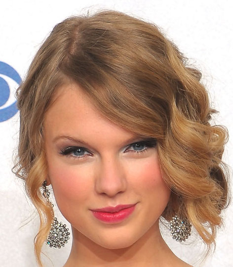 Taylor Swifts pinned up ringlets looked very old hollywood glamour.