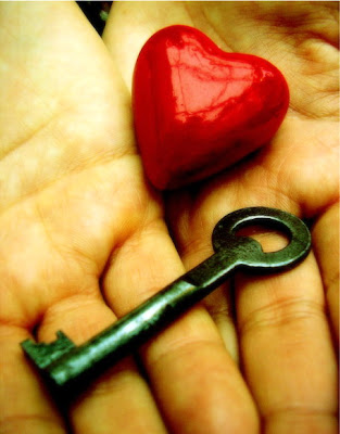 نظرية السمو العاطفي Heart+key