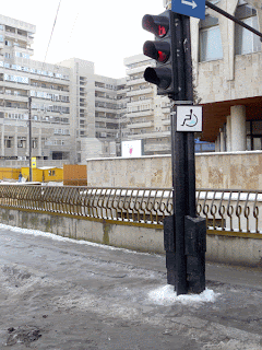 semafor la trecerea de pietoni la Hala Centrala din Iasi