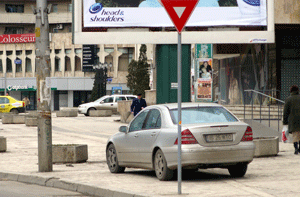 Mercedes parcat pe trotuar Mercedes parcat pe trotuar