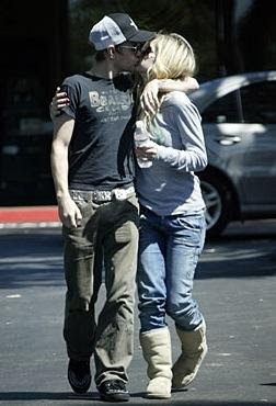 Avril Lavigne is Divorcing Deryck Whibley photo