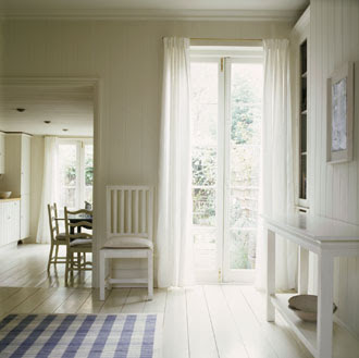 Here you see a classic Swedish style chair. Looking to the kitchen you 