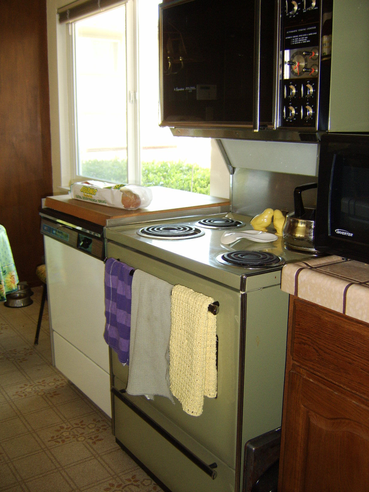 [dishwasher+stove+yellow+towel.jpg]