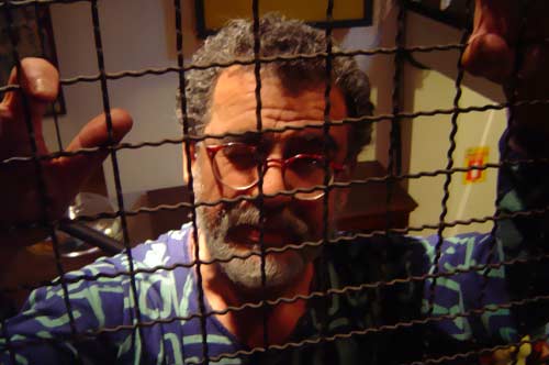 [retta-atrás-das-grades.jpg]