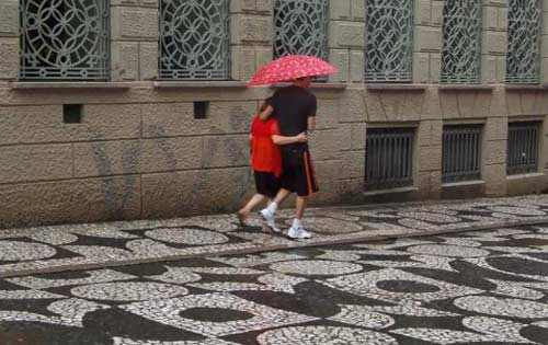 [na-chuva,-juntinhos.jpg]