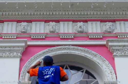 [As-cariátides-ganham-enfeit.jpg]