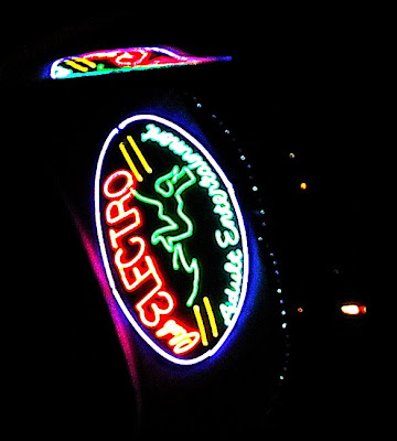NEONwindshield Copyright 2009 Cosanostradamus blog me no blogs