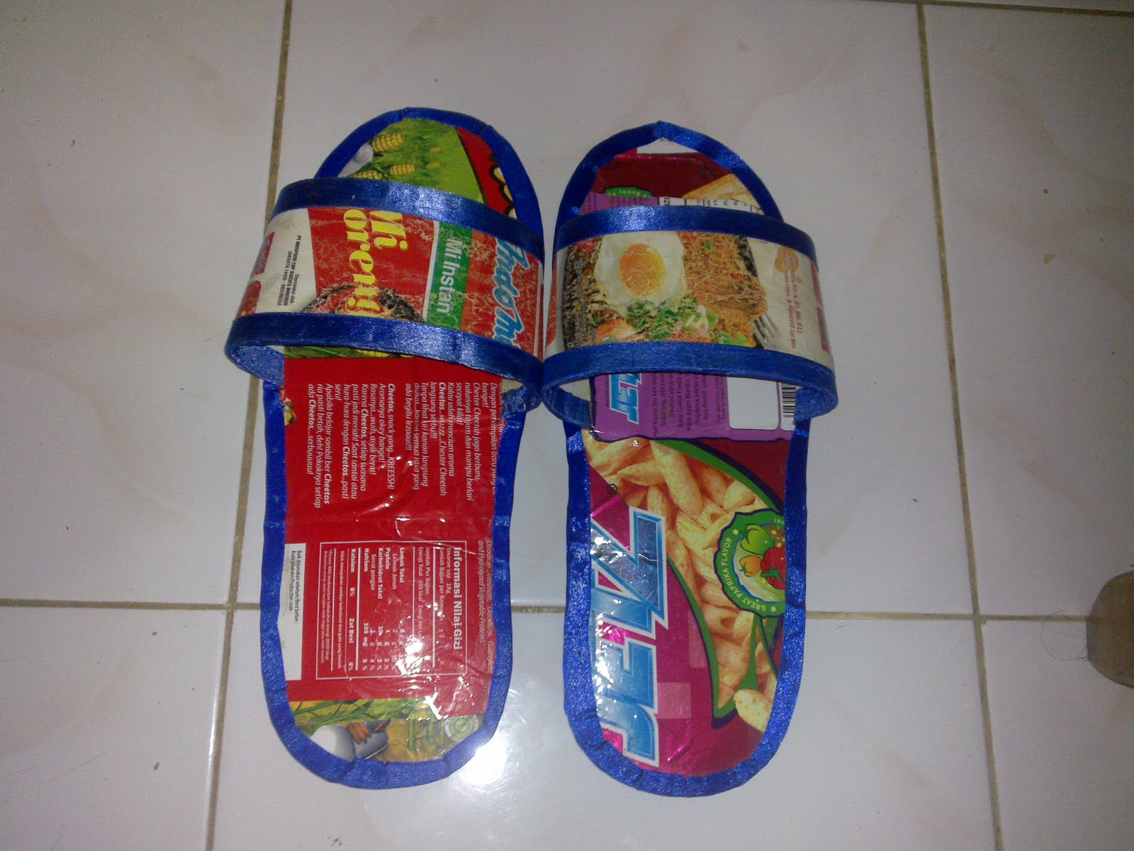 HUSNI HENDRIANTO MEMBUAT SANDAL DARI BAHAN BEKAS