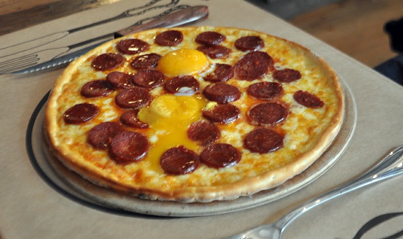 Breaking News Live from life! Walking around İstanbul 5 Pizza 49