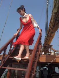 Halong Show off Lady