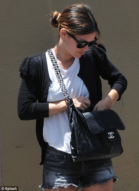 Rachel Bilson- Casual Look of the Day. Posted by bennie at 5:43 PM rachel bilson casual looks. Rachel Bilson- Casual Look of the Day. Posted by bennie at 5:43 PM