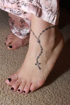 http://4.bp.blogspot.com/_tkKiEGux7r8/S0HzTCQkZOI/AAAAAAAAASY/NuwPcjCai34/s400/ankle+rosary+tattoos.jpg