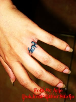 finger tattoos