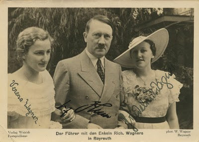 El cumpleaños de Hitler. Hitler+with+Wagners+granddaughters+-+Verena+and+Friedelind