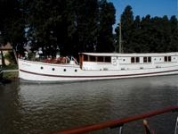 French Luxury Barge Vacation - River Yacht ROI SOLEIL in the South of France - Contact ParadiseConnections.com