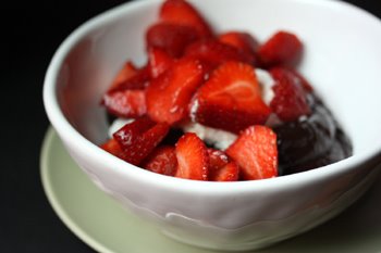 Chocolate spiced baby banana pudding with strawberries