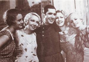 Carlos Gardel junto a Peggy, Mary, Betty y Julie.