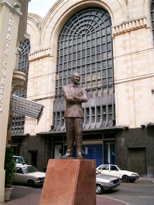 Estatua de Gardel en el Abasto.