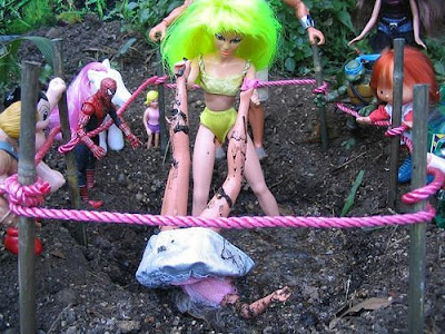 Mudwrestling: Pizzazz vs Barbie