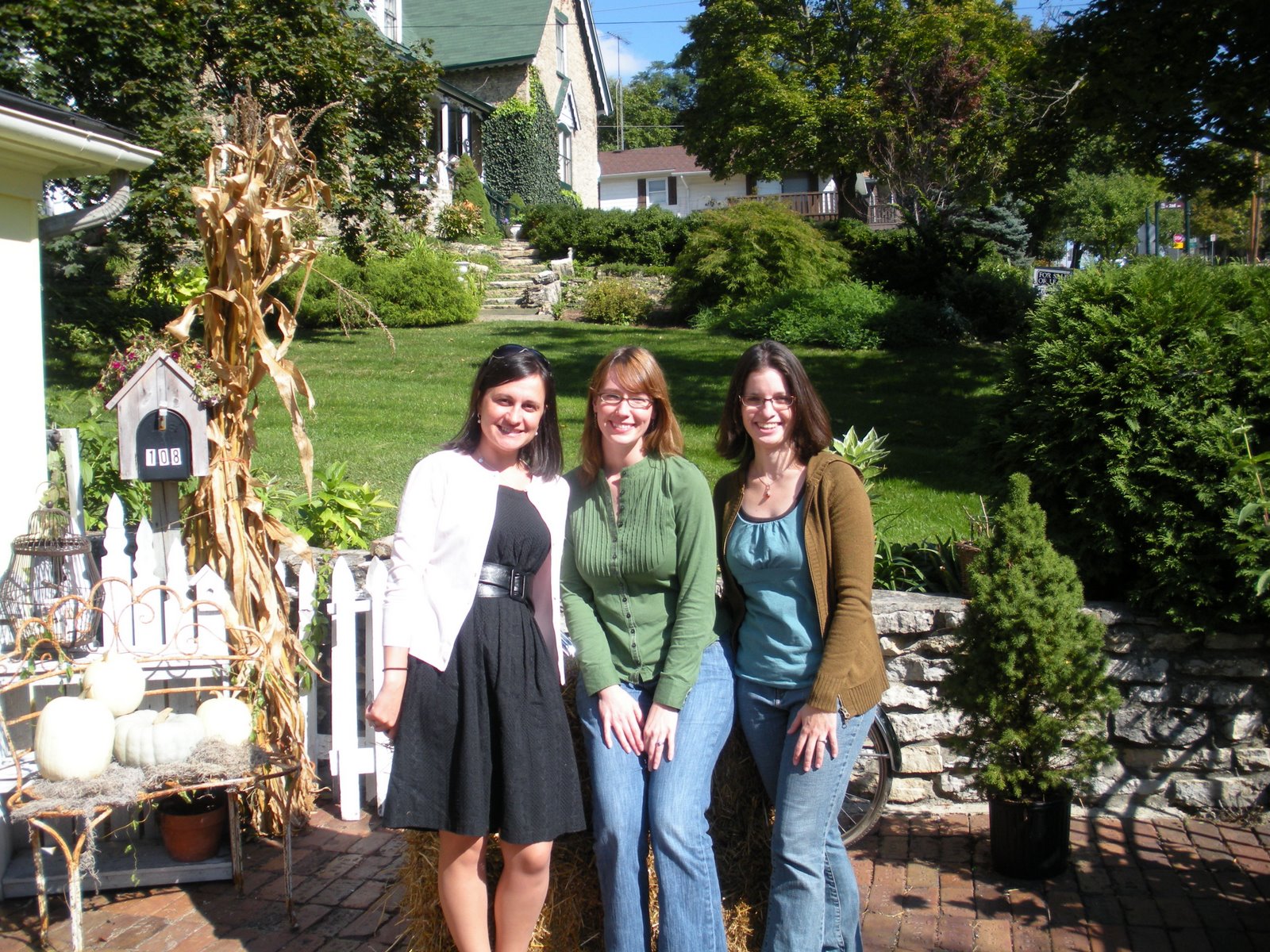 [Vana+Alyssa++Leanne.JPG]