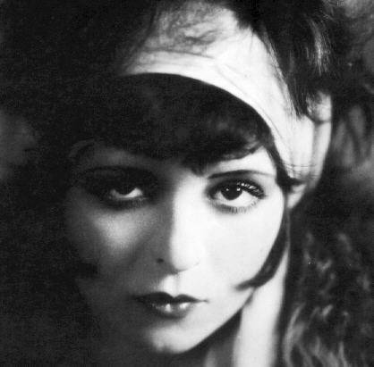 flappers in 1920. 1920s hair