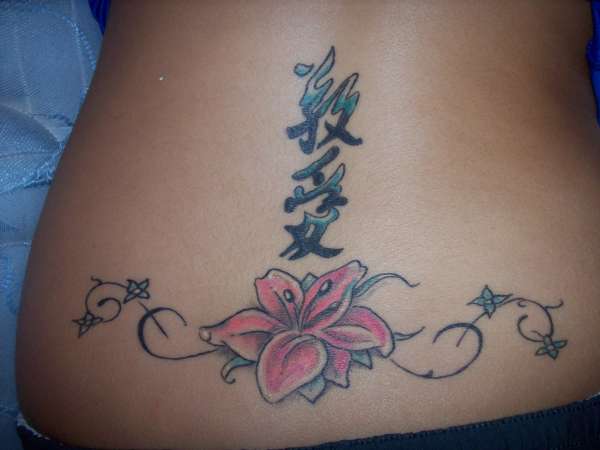 tattoos for girls on hip flowers. Tattoos For Girls On Hip.