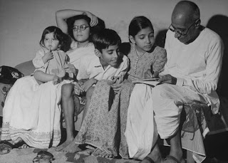 http://4.bp.blogspot.com/_u9JLfSM5dUc/SwMbJRqdwsI/AAAAAAAAHnE/prIWxpeMoWs/s1600/gandhifamily.jpg