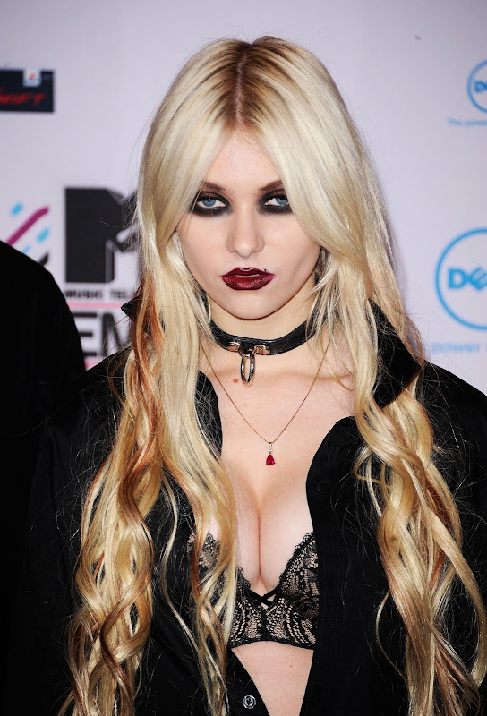 Terrifying Teenager exhibit A: Taylor Momsen. Sweet Cindy Lou Who, all title=