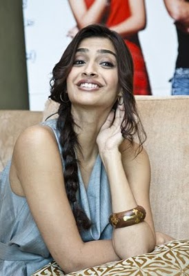 http://4.bp.blogspot.com/_uJ-SDPxtYh8/TE1CcWMj75I/AAAAAAAAH4s/M9CP-0sIl3U/s1600/SONAM+kapoor+%283%29b.jpg
