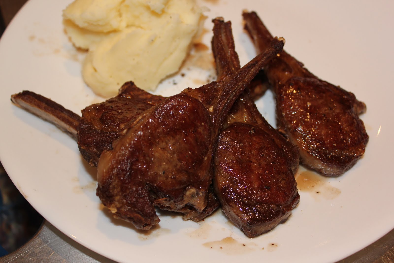 Lamb Cutlets with Mash Potatoes and Red Wine Jus