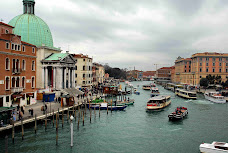 Chiesa di San Simeone sul Canal Grande, a sinistra uscendo dalla stazione ferroviaria.