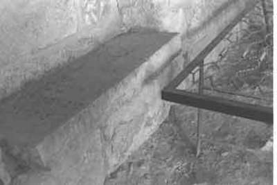 [mount+tombstone_used_as_bench.jpg]