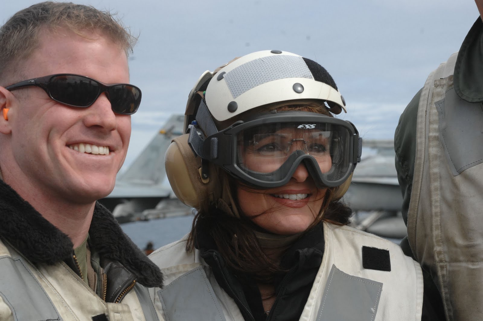 [Sarah+Palin+Flight+Deck+USS+Stennis+HUGE.jpg]